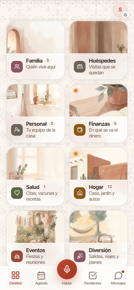 La pantalla Cerebro de Casa Gabriela: un mosaico de ámbitos con foto, Familia, Huéspedes, Personal, Finanzas, Salud, Hogar, Eventos y Diversión, cada uno con lo que tiene pendiente.