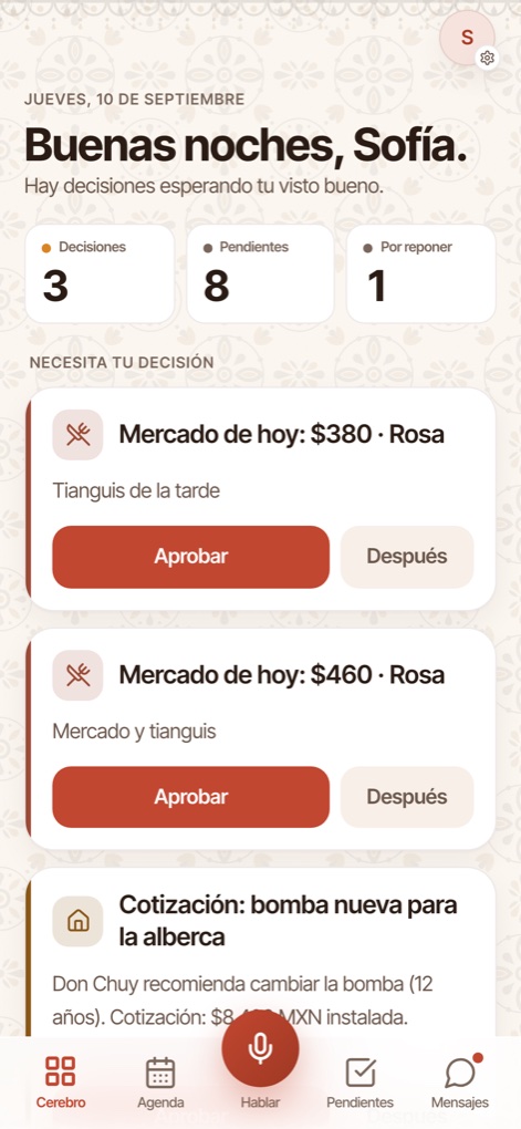 La pantalla de inicio: «Buenas noches, Sofía», tres decisiones esperando su visto bueno, ocho pendientes y el mercado de hoy que Rosa reportó, listo para aprobar.
